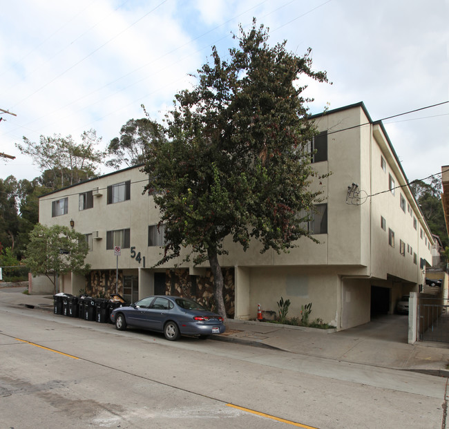 541 Solano Ave in Los Angeles, CA - Foto de edificio - Building Photo