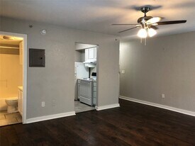 701 W Sycamore St, Unit 107 in Denton, TX - Building Photo