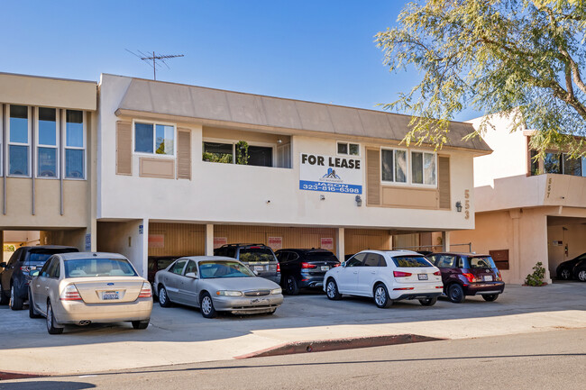 553 N Flores St in Los Angeles, CA - Foto de edificio - Building Photo