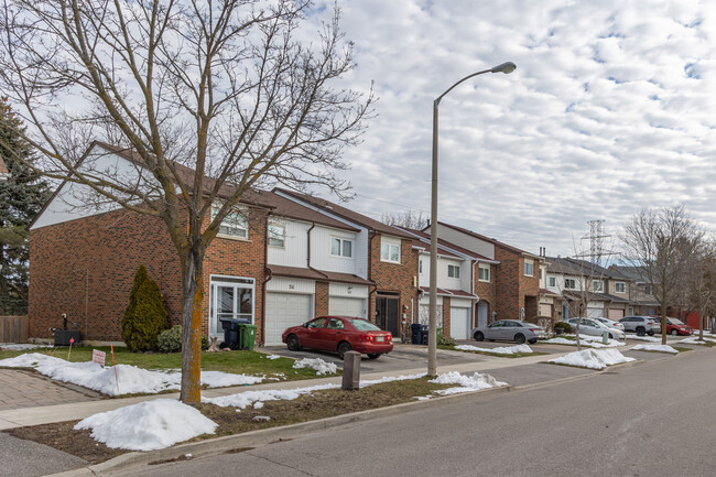 56-64 Homedale Dr in Toronto, ON - Building Photo - Building Photo