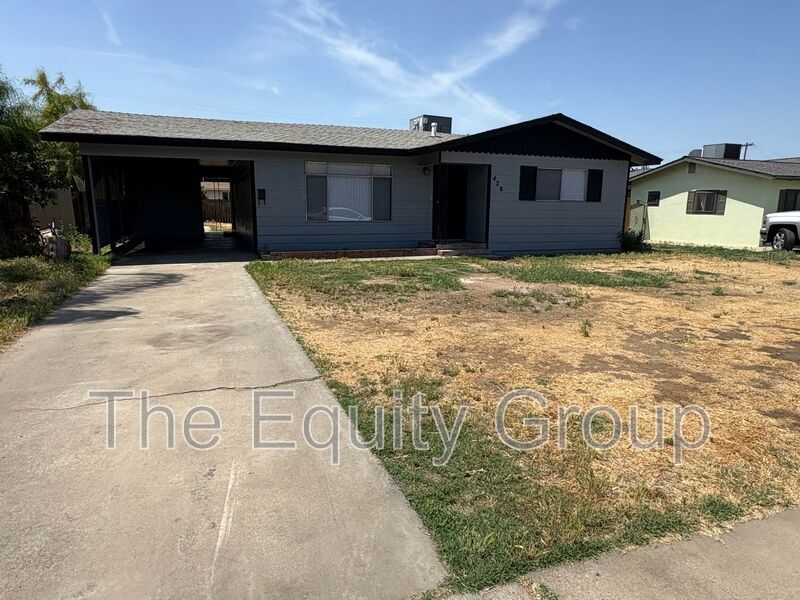 428 W Wayside Dr in Dinuba, CA - Foto de edificio