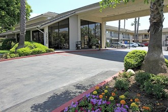 Costa Mesa Village Apartments in Costa Mesa, CA - Foto de edificio - Building Photo