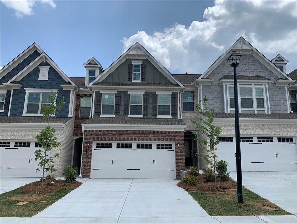 2139 Lanier Harbor Pt in Buford, GA - Building Photo