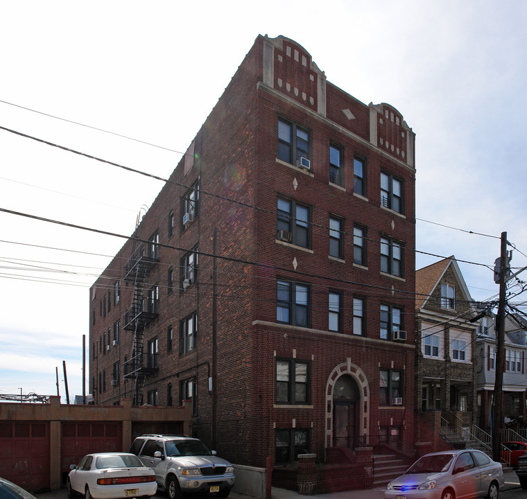 120 W 28th St in Bayonne, NJ - Building Photo