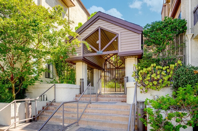 236 N Louise St, Unit 109 in Glendale, CA - Foto de edificio - Building Photo