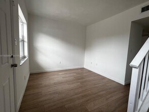324 W 74th Pl in Hialeah, FL - Building Photo - Building Photo