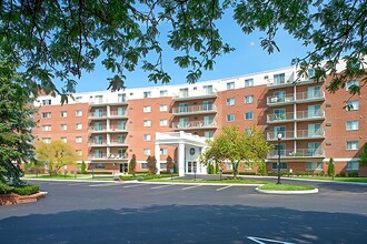 Towers of Colonie in Albany, NY - Foto de edificio - Building Photo