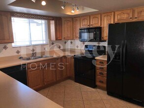 3672 W Windrose Dr, Unit FR0414 in Phoenix, AZ - Foto de edificio - Building Photo