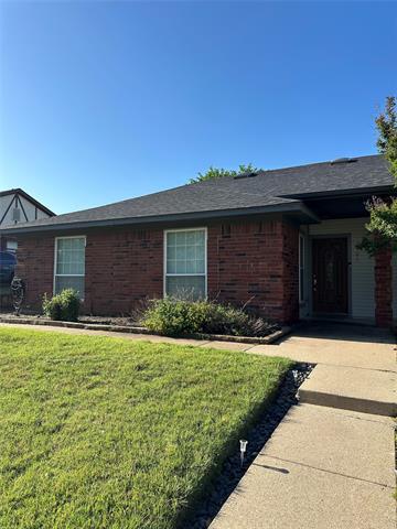 2401 Dalewood Ln in Bedford, TX - Building Photo
