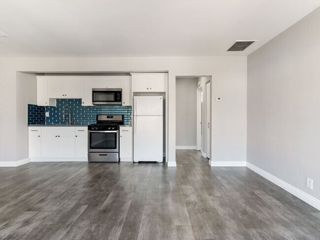 150 W Hillcrest Blvd, Unit 150 #4 in Inglewood, CA - Foto de edificio - Building Photo