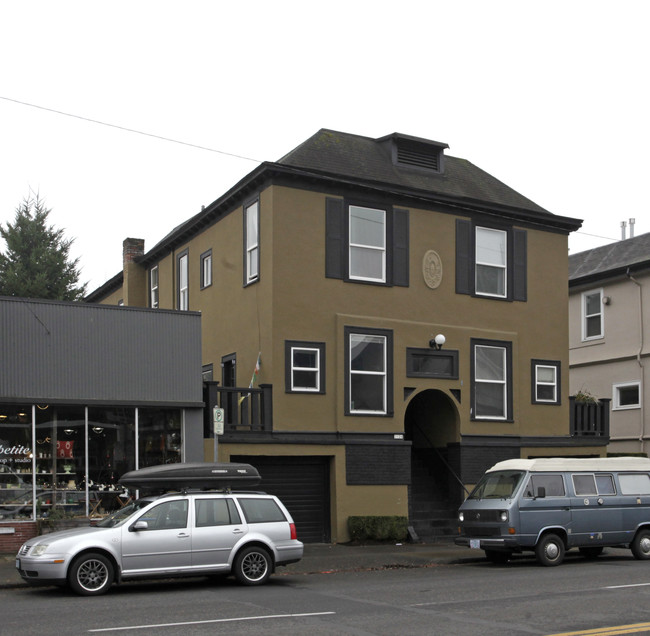 2126 E Burnside St in Portland, OR - Building Photo - Building Photo