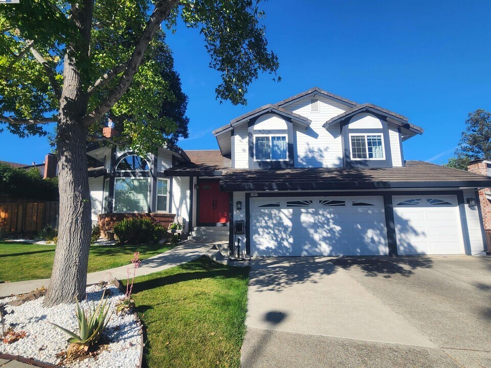 1127 Mataro Ct in Pleasanton, CA - Foto de edificio