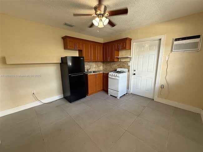 2339 NW 35th St in Miami, FL - Building Photo - Building Photo