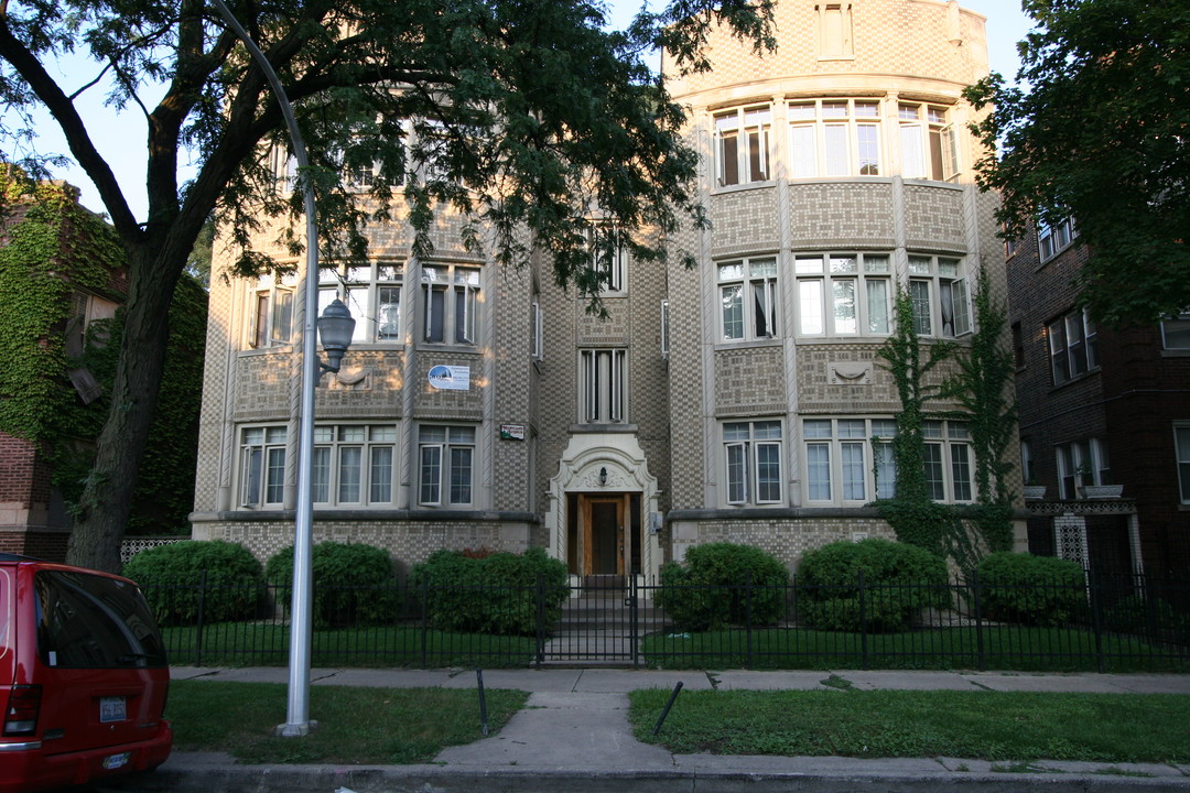 Chatham Apartments in Chicago, IL - Building Photo