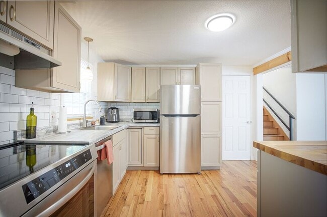 70 S Tallyho Dr in Springfield, MA - Building Photo - Building Photo