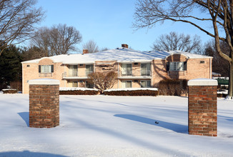 Country Club Manor in Warren, OH - Building Photo - Building Photo