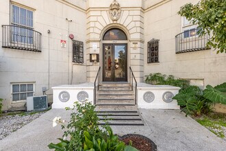 The Asbury Apartments in Los Angeles, CA - Foto de edificio - Building Photo