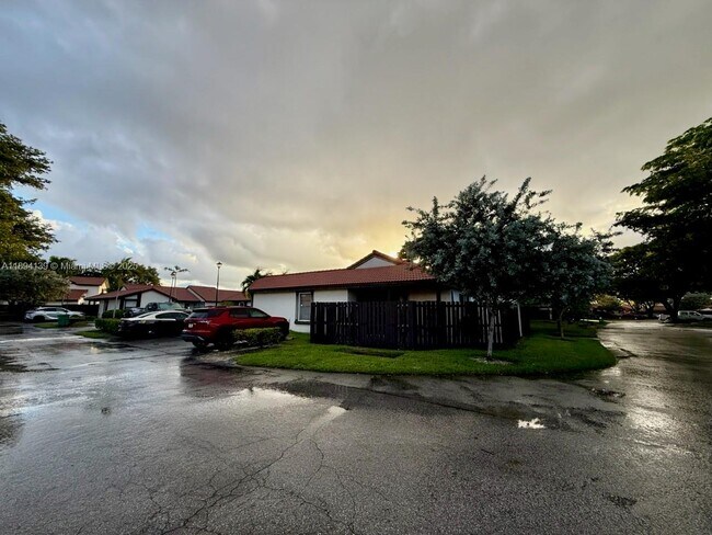 15090 SW 49th Ln in Miami, FL - Foto de edificio - Building Photo