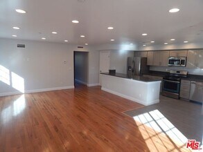 2517 S Orange Dr in Los Angeles, CA - Foto de edificio - Building Photo