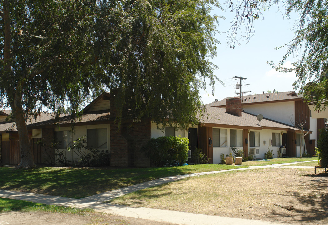 1151 W 9th St in Corona, CA - Foto de edificio