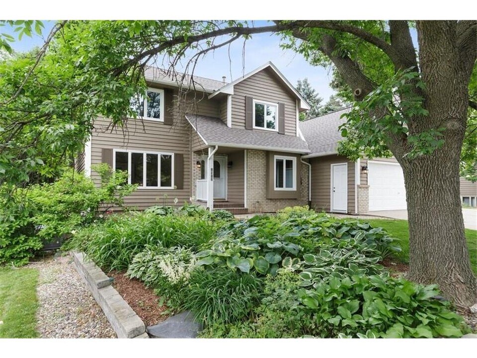 7140 Willow View Cove in Chanhassen, MN - Foto de edificio