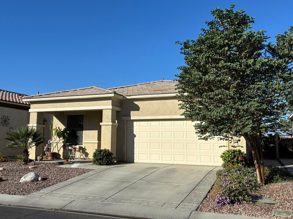 38555 Camino Aguacero in Indio, CA - Building Photo