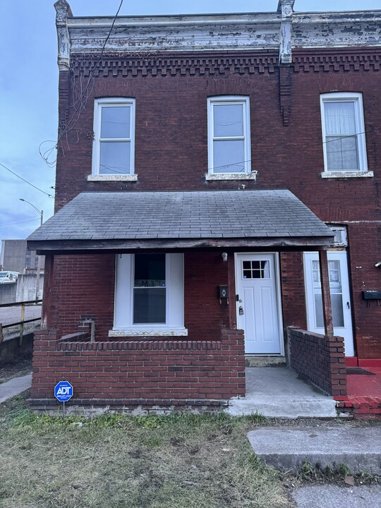 222 S 6th St in Jeannette, PA - Building Photo