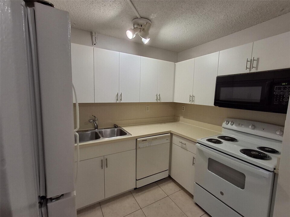 2601 Riverside Dr, Unit 3 in Coral Springs, FL - Building Photo