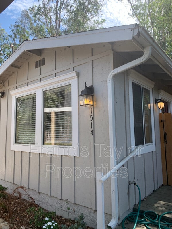 1514 S Stage Coach Ln in Fallbrook, CA - Foto de edificio - Building Photo