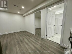 21 Thames Wy in Hamilton, ON - Building Photo - Building Photo