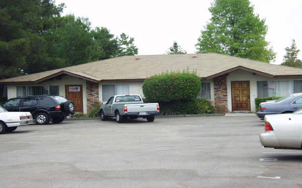 1053 E Washington Ave in El Cajon, CA - Foto de edificio - Building Photo