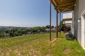 Laurel Hills Townhomes in Easton, PA - Foto de edificio - Building Photo