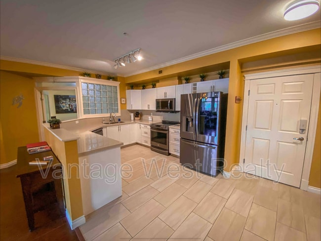 1088-1088 Sunset Dr in Kelowna, BC - Building Photo - Building Photo