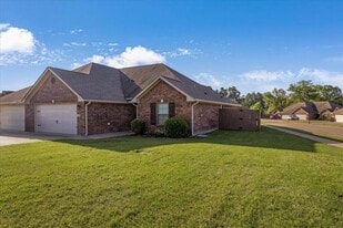 4011 Stonebridge Dr in Tyler, TX - Building Photo