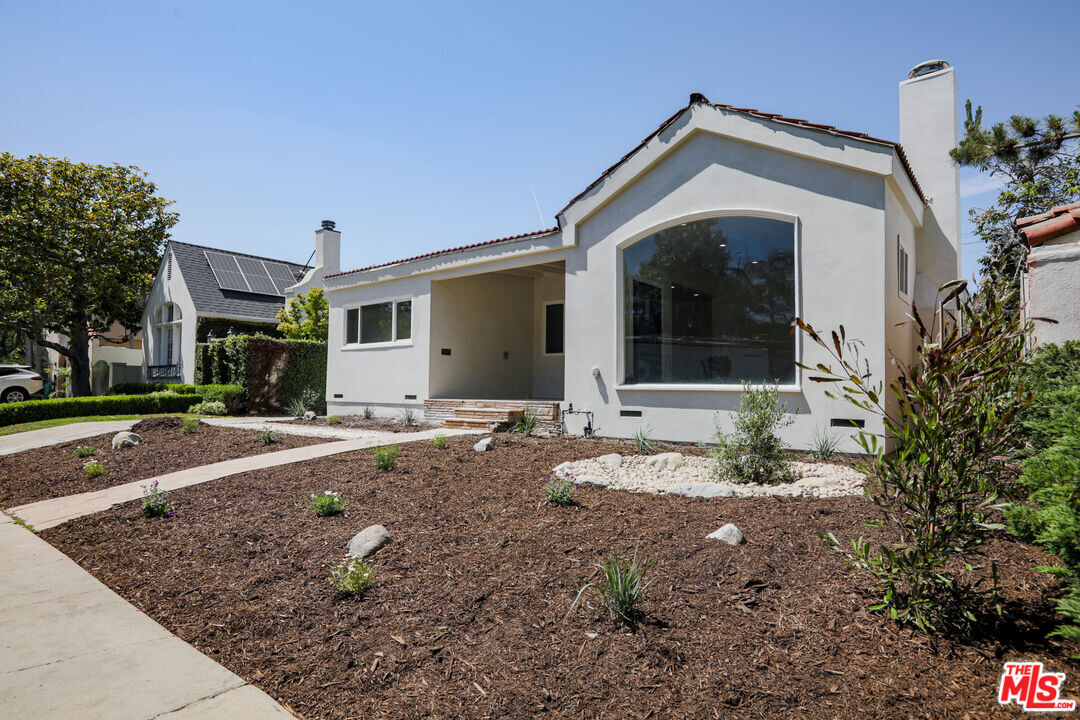 6501 Lindenhurst Ave in Los Angeles, CA - Building Photo