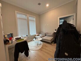 157 Everett St in Boston, MA - Building Photo