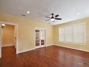 112 S Cypress Ave in Luling, TX - Building Photo - Building Photo