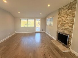 1522 Gladstone Dr in Sacramento, CA - Building Photo