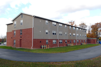 Lamont Plaza in Fairless Hills, PA - Foto de edificio - Building Photo