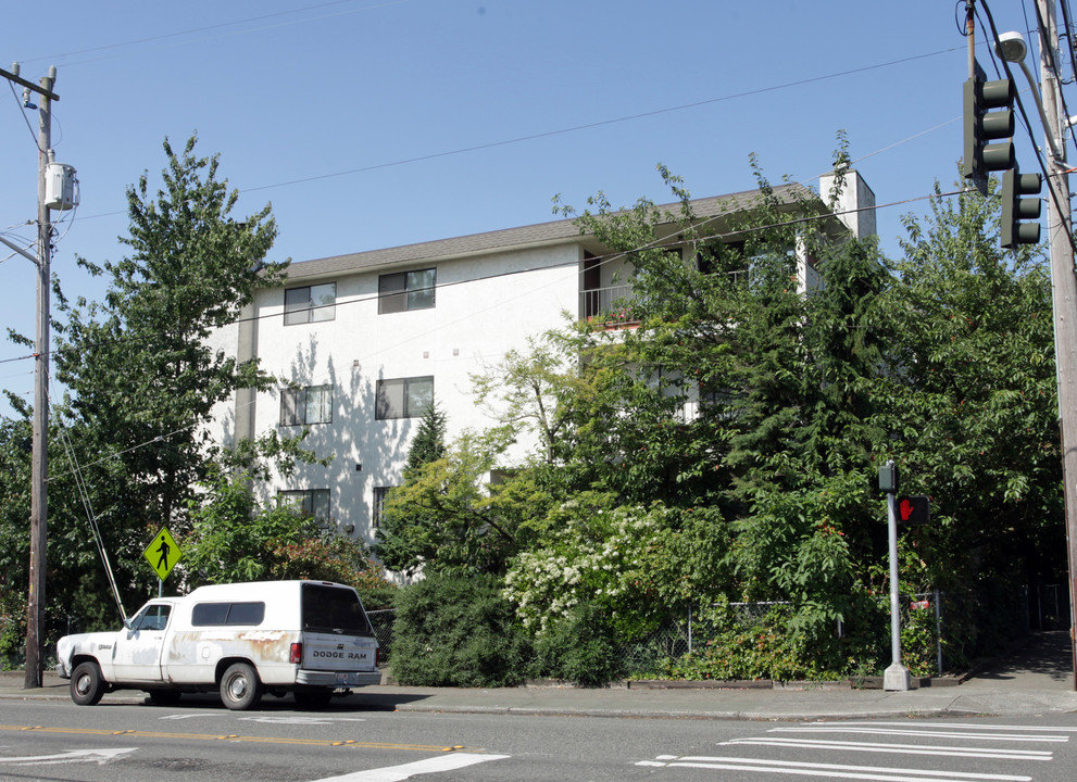 Mona Lisa Apartments in Seattle, WA - Building Photo