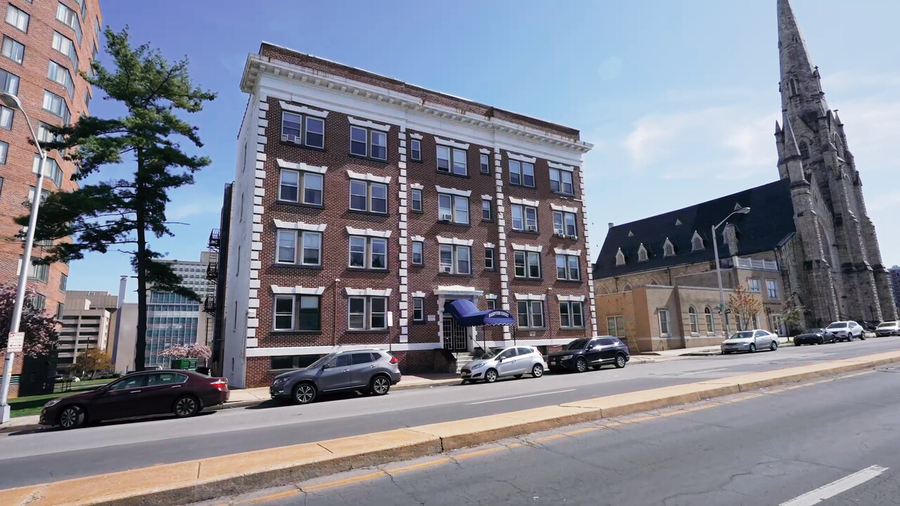 Hampton Court Apartments in Baltimore, MD - Foto de edificio