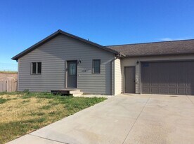 1478 24th St W in Dickinson, ND - Building Photo