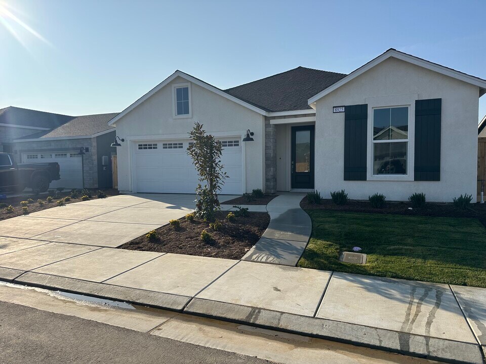 8925 County Crst Dr in Shafter, CA - Building Photo