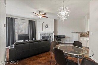 7143 S Durango Dr in Las Vegas, NV - Building Photo - Building Photo