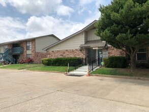 Sandpiper Apartments in Enid, OK - Foto de edificio - Building Photo