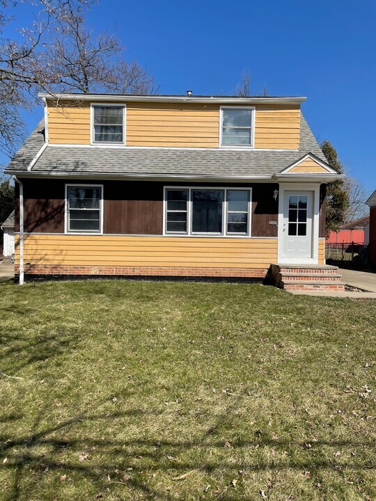 16117 Mendota Ave in Maple Heights, OH - Building Photo
