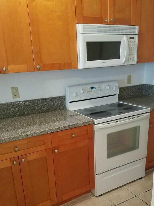 1025 Twin Lakes Dr-Unit -28-A in Coral Springs, FL - Foto de edificio