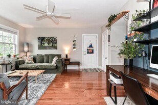 1808 W Abingdon Dr in Alexandria, VA - Building Photo