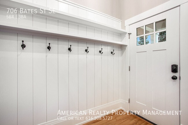 706 Bates St SE in Grand Rapids, MI - Building Photo - Building Photo