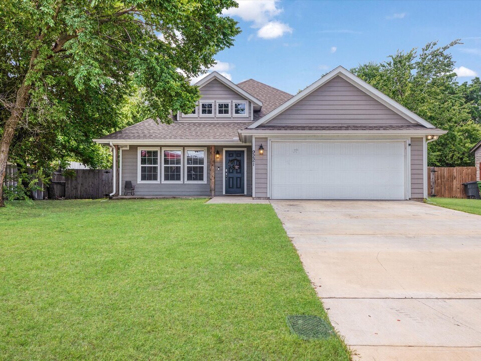 9221 White Settlement Rd in Fort Worth, TX - Foto de edificio